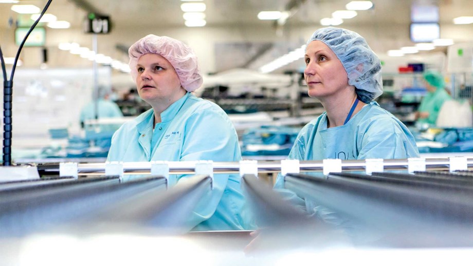 位于捷克共和国的其中一家Mölnlycke定制手术包工厂的同事们